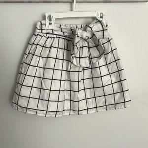 Carter’s Girl Size 5 Skirt. Bow on front. Thin lining inside.